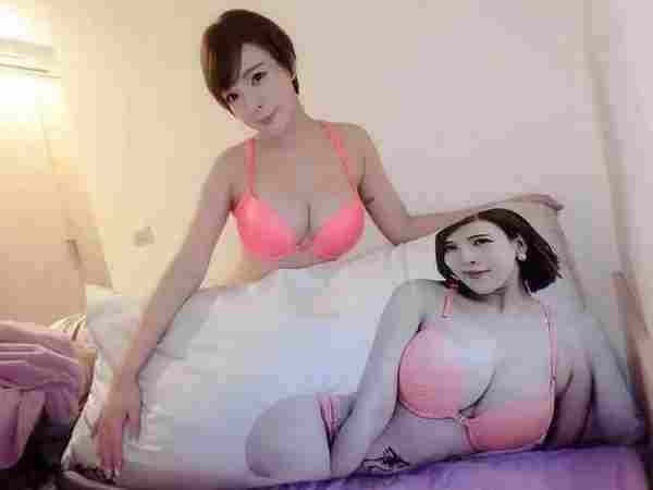 台湾“奶茶妹妹”晒火辣私照 衣服都快包不住了